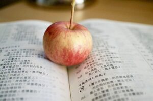 apple gd4e907fd8 640 300x199 - 「リンゴ」の漢字は２種類あった！？意味や名前の由来も紹介！